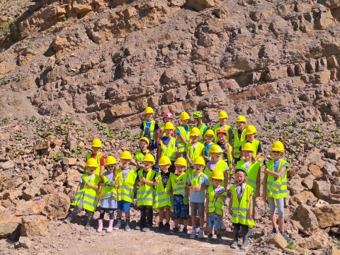 13.08.2024: Faszinierende Fossiliensuche: Kinder auf Entdeckungsreise im Steinbruch von ZKW OTTERBEIN